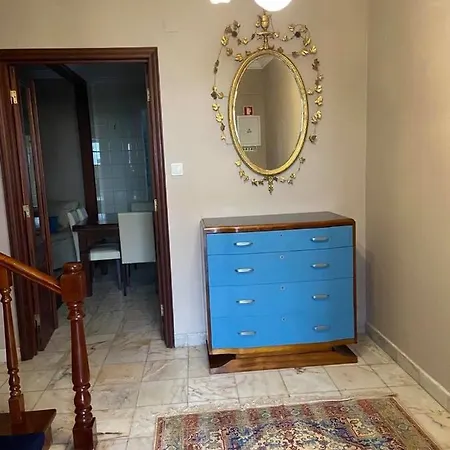 Azor International House בית נופש *