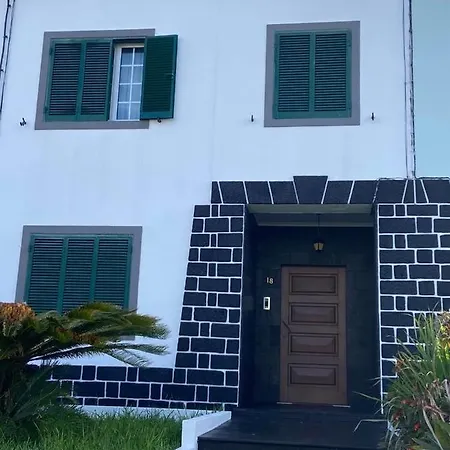 Azor International House בית נופש *