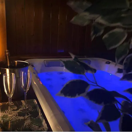 Azor International House בית נופש *