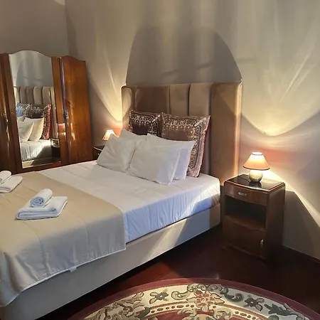 Azor International House בית נופש *