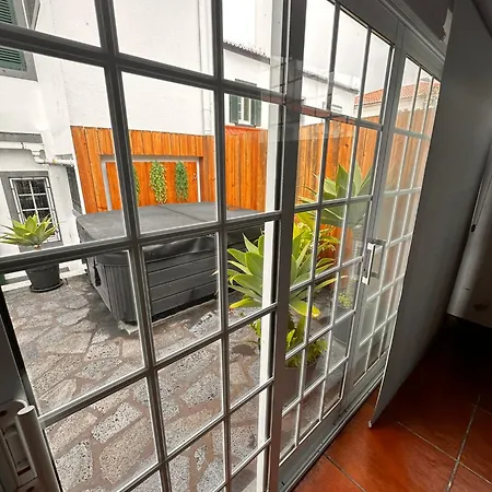 Azor International House Hébergement de vacances *